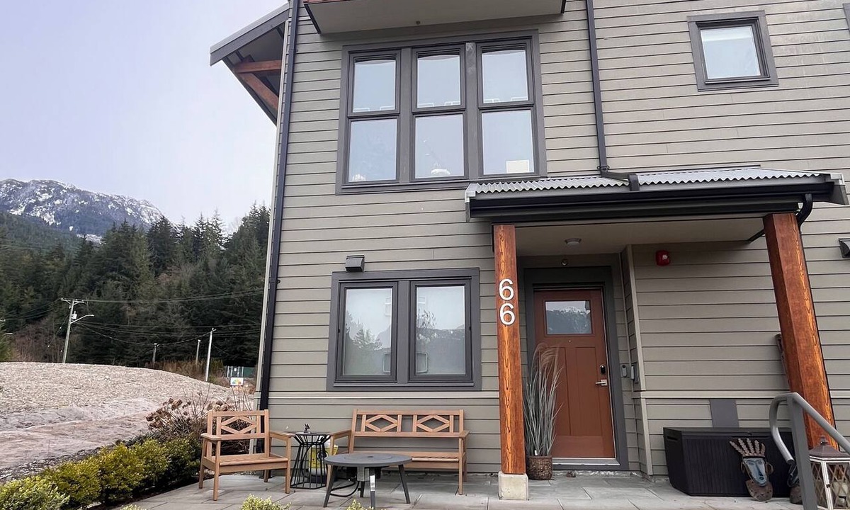 Britannia Beach House | Modern Mountain Retreat with Lake Views | 90+ stay