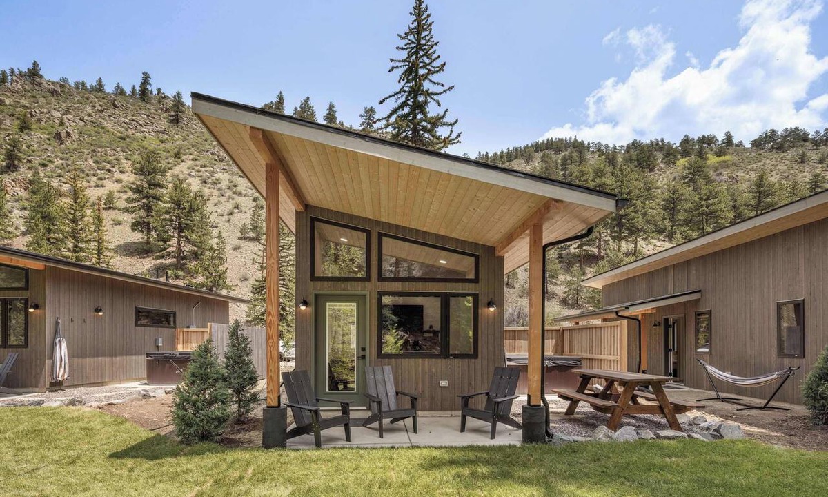 Grant Cabin | Modern Mountain Studio | Hot Tub | Lostfork