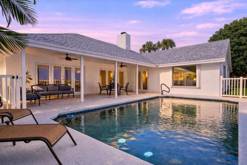West Palm Beach House | Modern Oasis Pool, Fire Pit Near DT