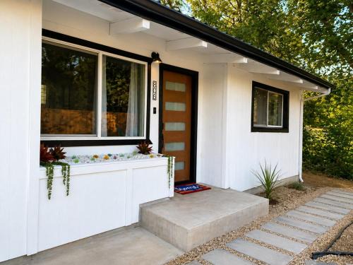 Eagle Point House | Modern Rustic Retreat by the Creek