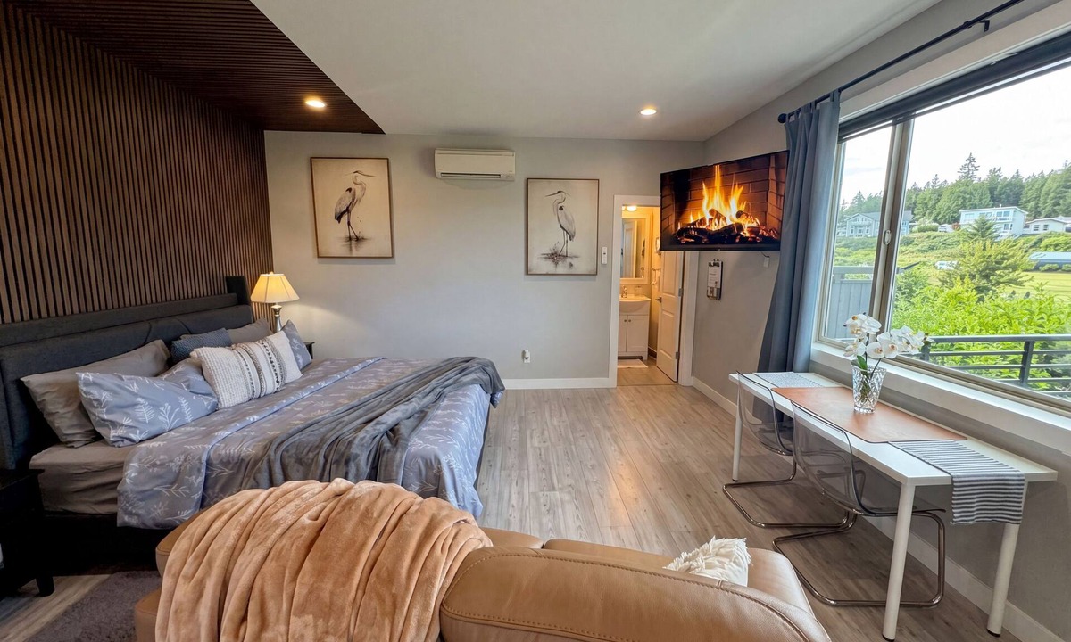 Ferndale Apartment | Modern Sandy Point studio: Golf Views & Beach Walk