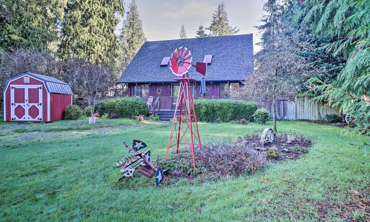 Clinton House | Modern South Whidbey House - Steps to Tidal Flats!