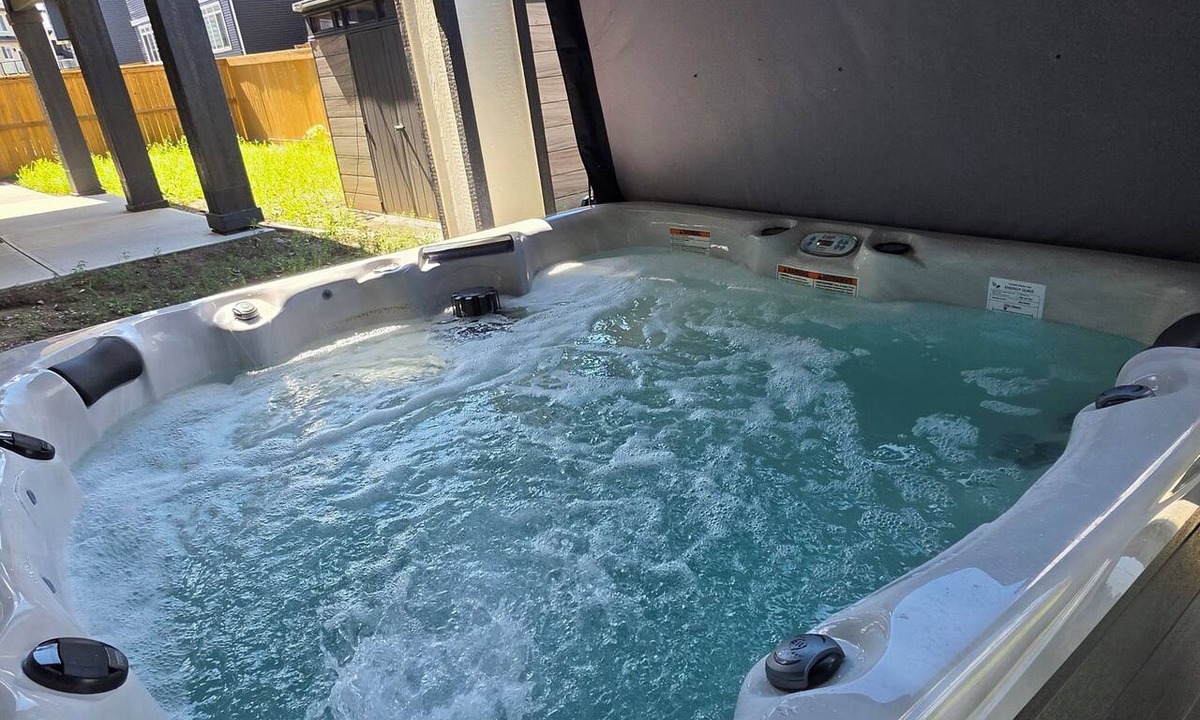 Chestermere House | Modern & Spacious Suite with 1 king bed, 2 Queen, kitchen, Hot tub and Parking!