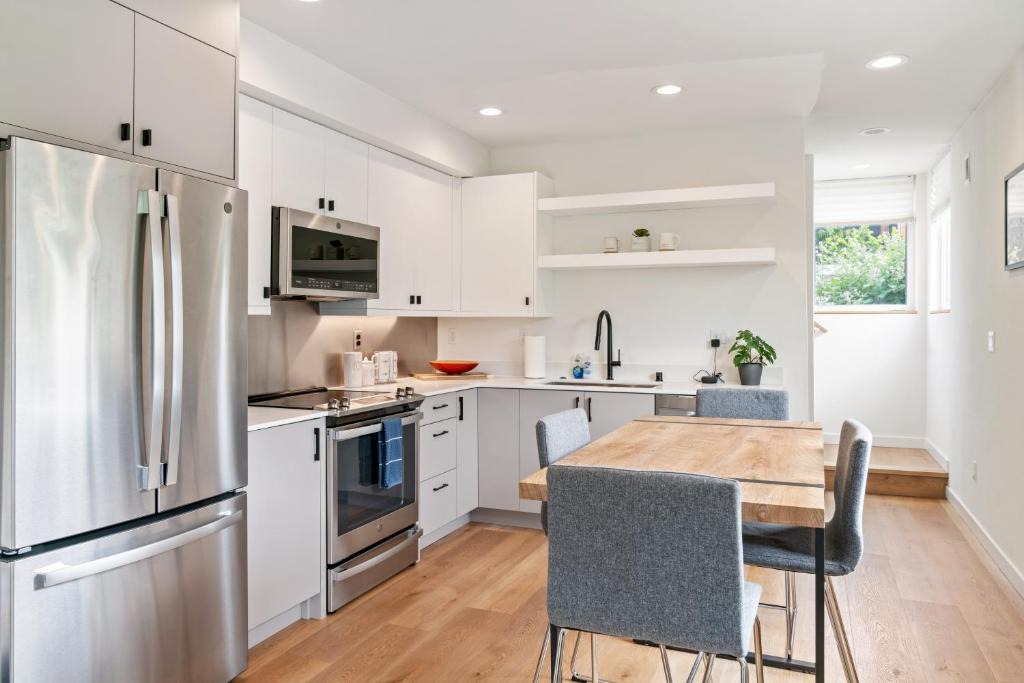 Columbia City Apartment | Modern two story townhouse near light rail
