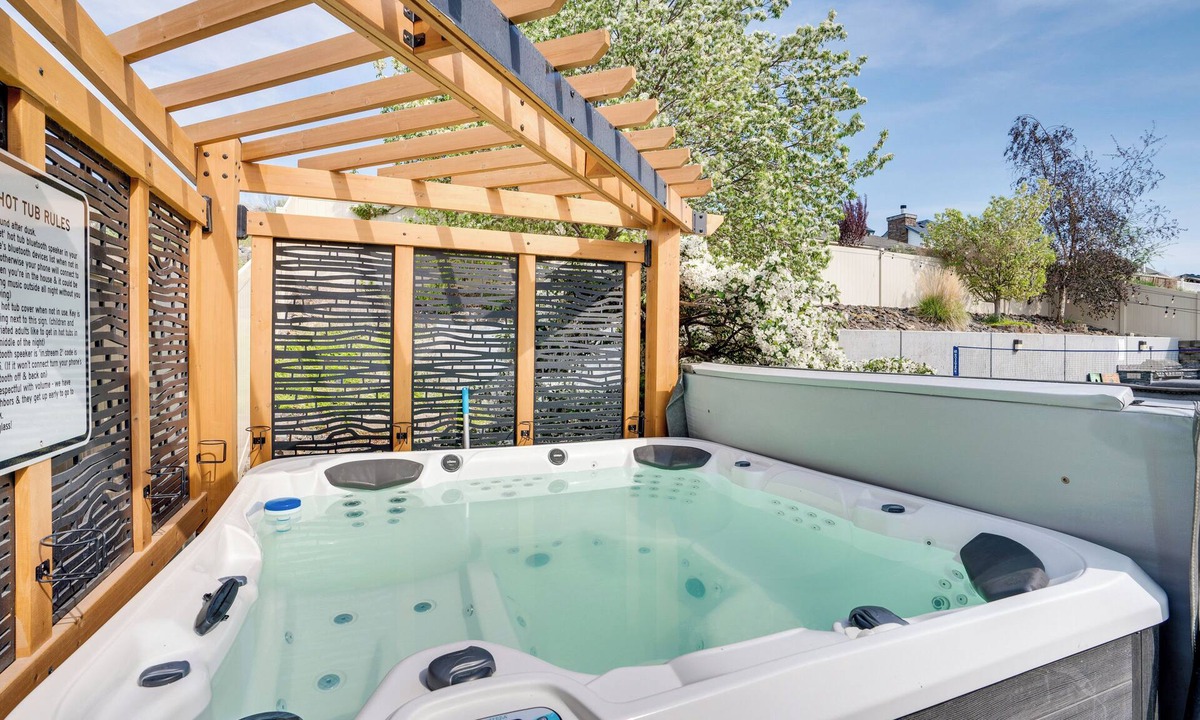 Moses Lake Cottage | Moses Lake Vacation Rental w/Hot Tub & Game Room