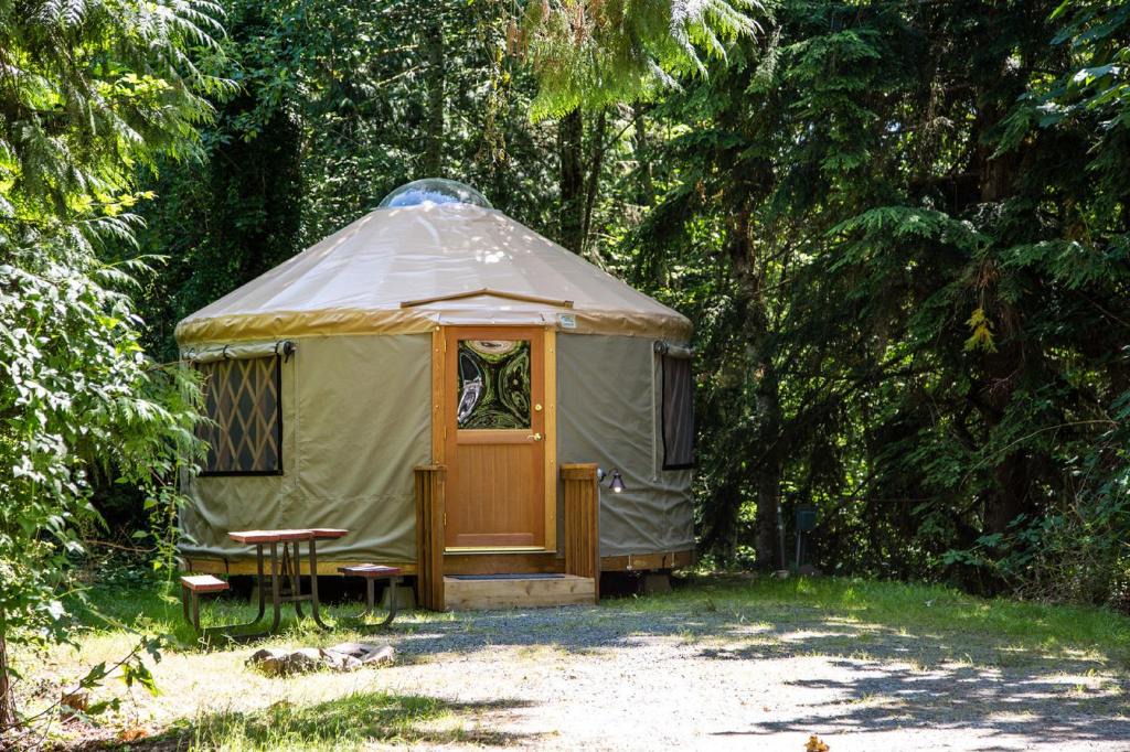 Bow Resort | Mount Vernon Camping Resort 16 ft. Yurt 7