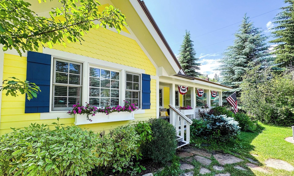 Redstone House | Mountain Daisy Redstone l Newly Remodeled Mountain Getaway