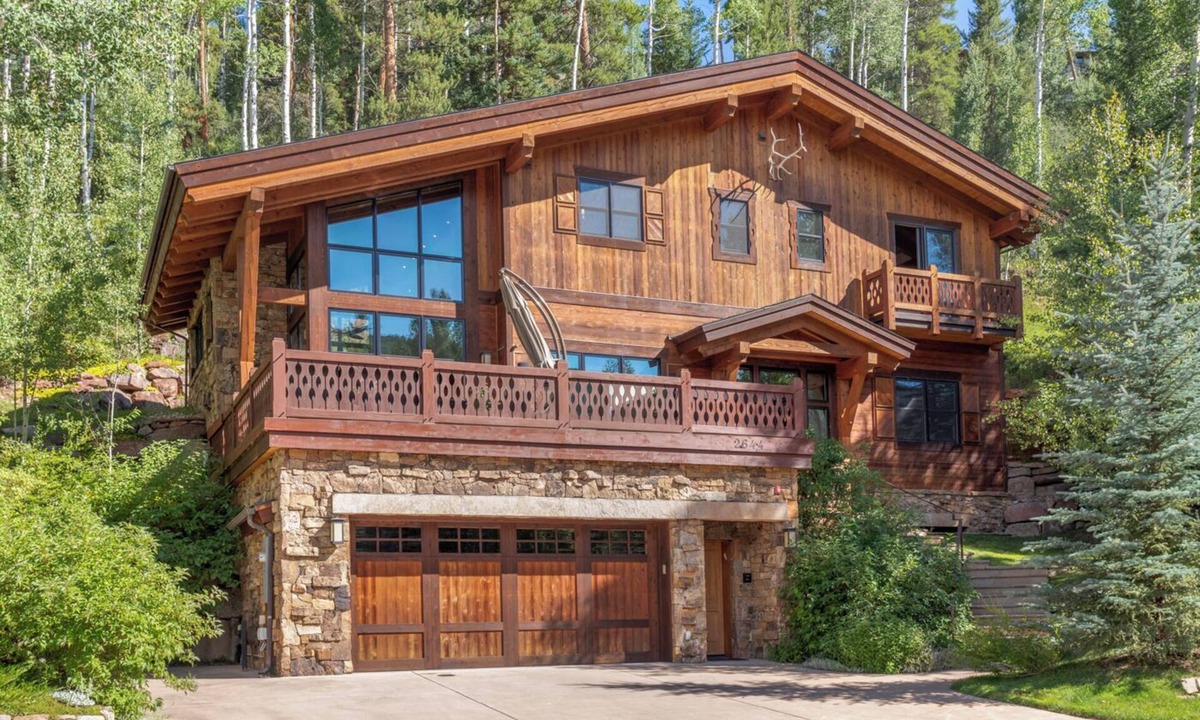 Intermountain Ski Chalet | MOUNTAIN MODERN CHALET with hot tub, fire pit, on bus route