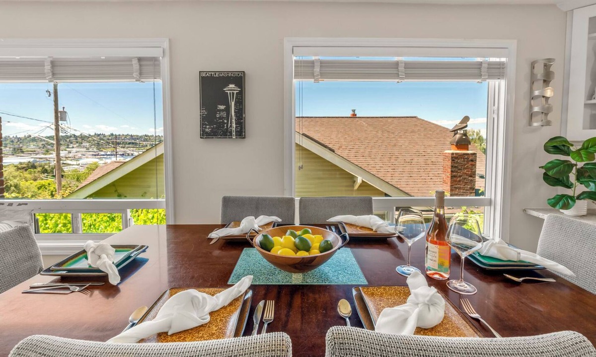 Fremont House | Mountain Views 3BR~Hot Tub~Summer & FIFA Ready