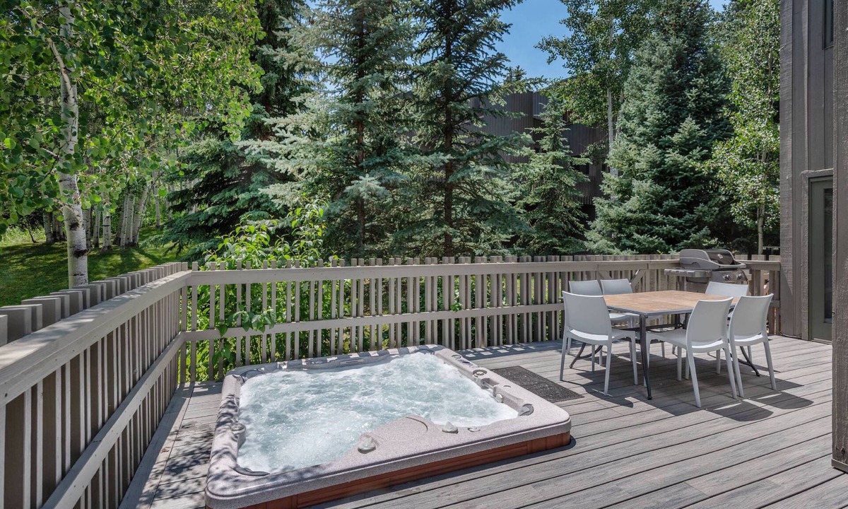Snowmass Village Condo | Multi-Level Snowmass Haven! Private Hot Tub, Deck w/Grill, Wood FP, W/D, Parking & Near Shuttle