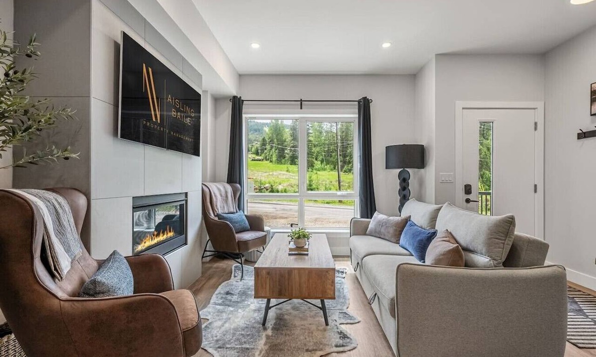 East Kootenay Villa | Mysa | Slope Side | Hot Tub | Resort Access | Pets