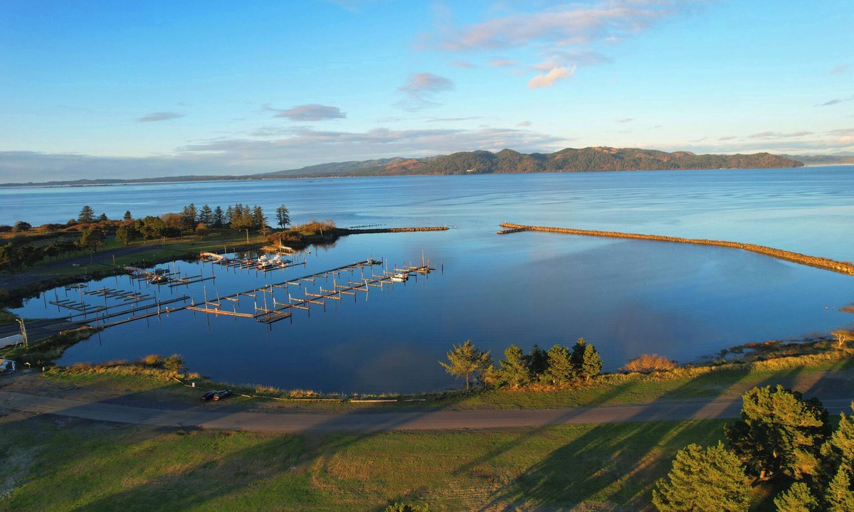 Hammond House | NEAR OREGON COAST and FORT STEVENS! HOT TUB-RIVER VIEW-CARGO SHIPS-REC ROOM