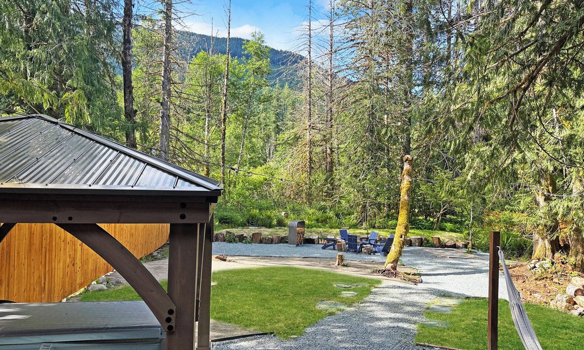 Paradise Estates Cabin | New build with 180° mountain views, 2 king beds, AC & hot tub.