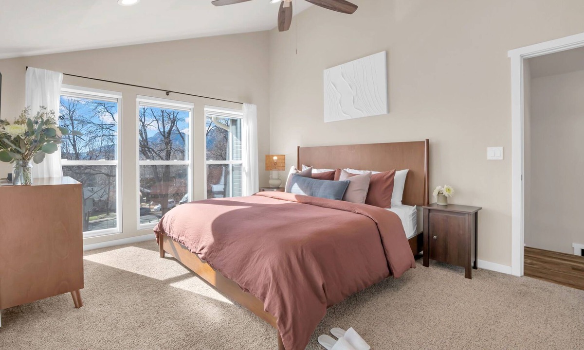 Whittier House | NEW Central 2BR/2.5BA w/Sauna, Walk to Pearl St
