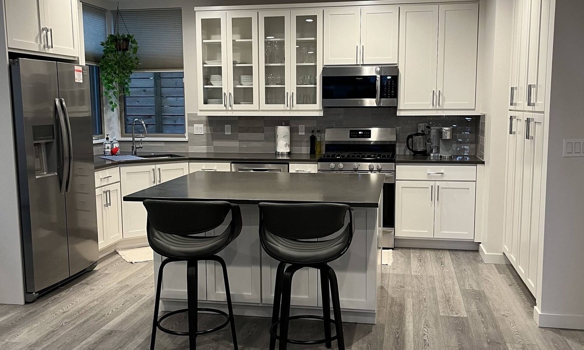 Ballard House | New centrally located townhouse with rooftop deck. Walk to restaurants and shops
