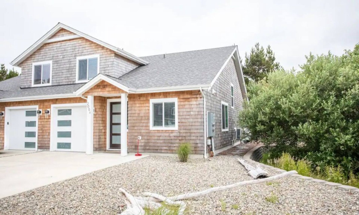 Long Beach House | New Modern Townhouse, only short walk to the beach
