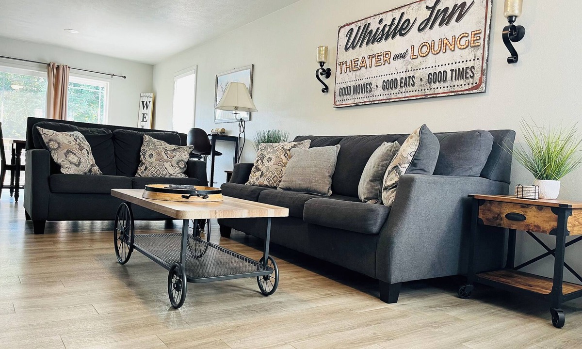 Downtown Branson House | Newer Downtown Home- Walk to Landing, Scenic Railroad and Restaurants