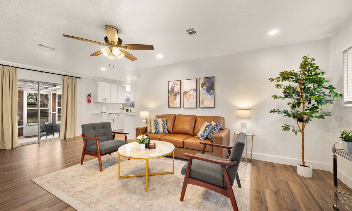 Pearland House | *NO FEES* Backyard, Patio, Board Games -Family Friendly- Near NRG, Med Ctr, NASA