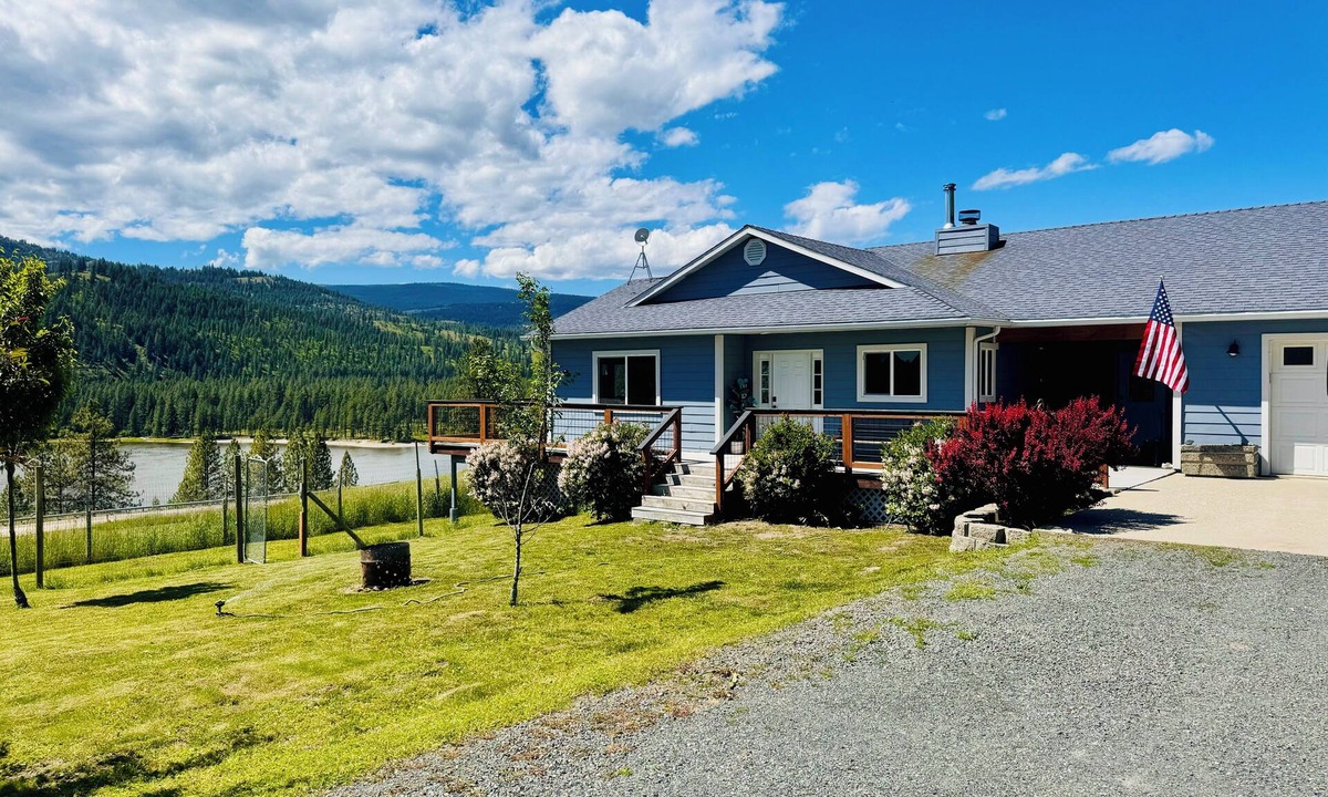Kettle Falls House | Northern Comfort ~ Private And Quiet ~ Lake And Mountain Views!