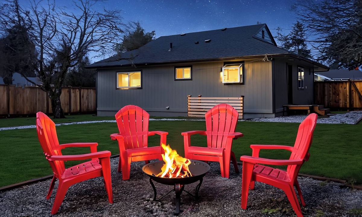 North End House | Now with AC! Great N Tacoma Location: Spacious Yard-Game Room- King Bed-Firepit