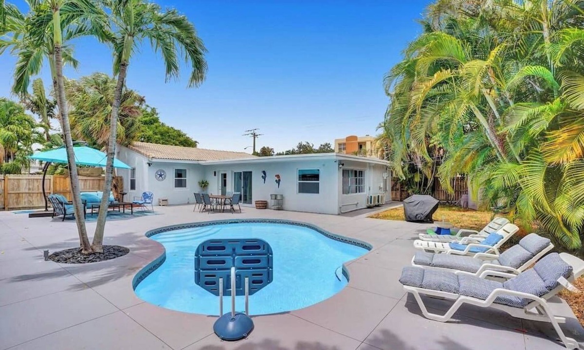 Lake Ridge House | Oasis Retreat! - 4BR/3BA Private Pool Home!