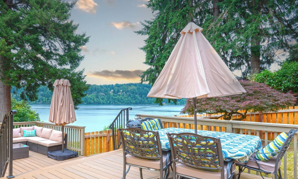 Rollingbay Cottage | Oceanfront boho cottage in Bremerton