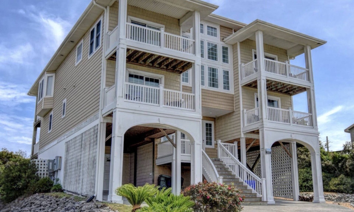 North Topsail Beach House | Oceanfront stunner with panoramic views perfect for large family gatherings