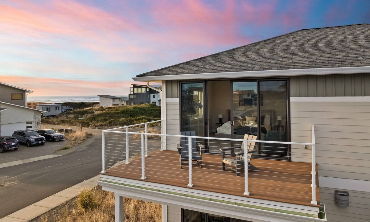 Westport House | Oceanview Retreat - Hot Tub + Game Garage + Spa Suite + Kids Cave - Westport, WA