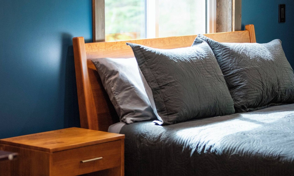 Seward Ski Chalet | Oz Lodge: Alice Chalet -Brand new, Alaskan chic chalet!