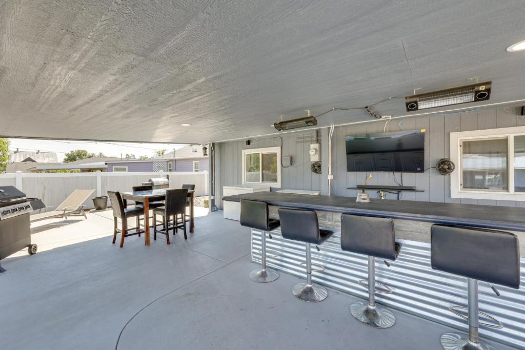 Clarkston House | Patio Bar & Fenced Yard! Snake River Retreat