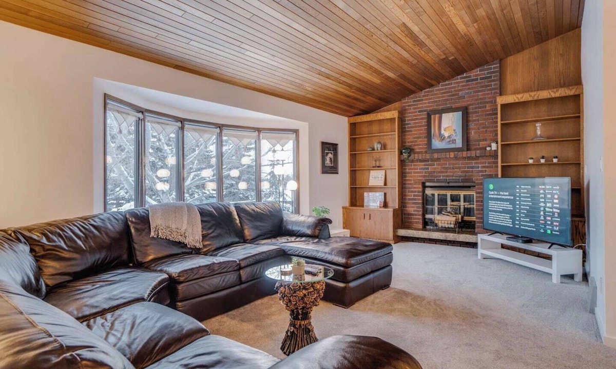 Southwest Edmonton House | PATSY - Sleeps 23 | 8 BR 8 BA | 2 SidexSide Homes