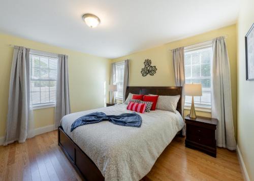 Quincy House | Peaceful 5BR & 4BA Quincy House w Patio, near Red Line & Pet Friendly 284