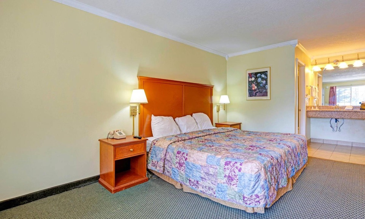Stevenson Hotel | Peaceful King Room w/Free Parking | Pets Allowed | Free Parking