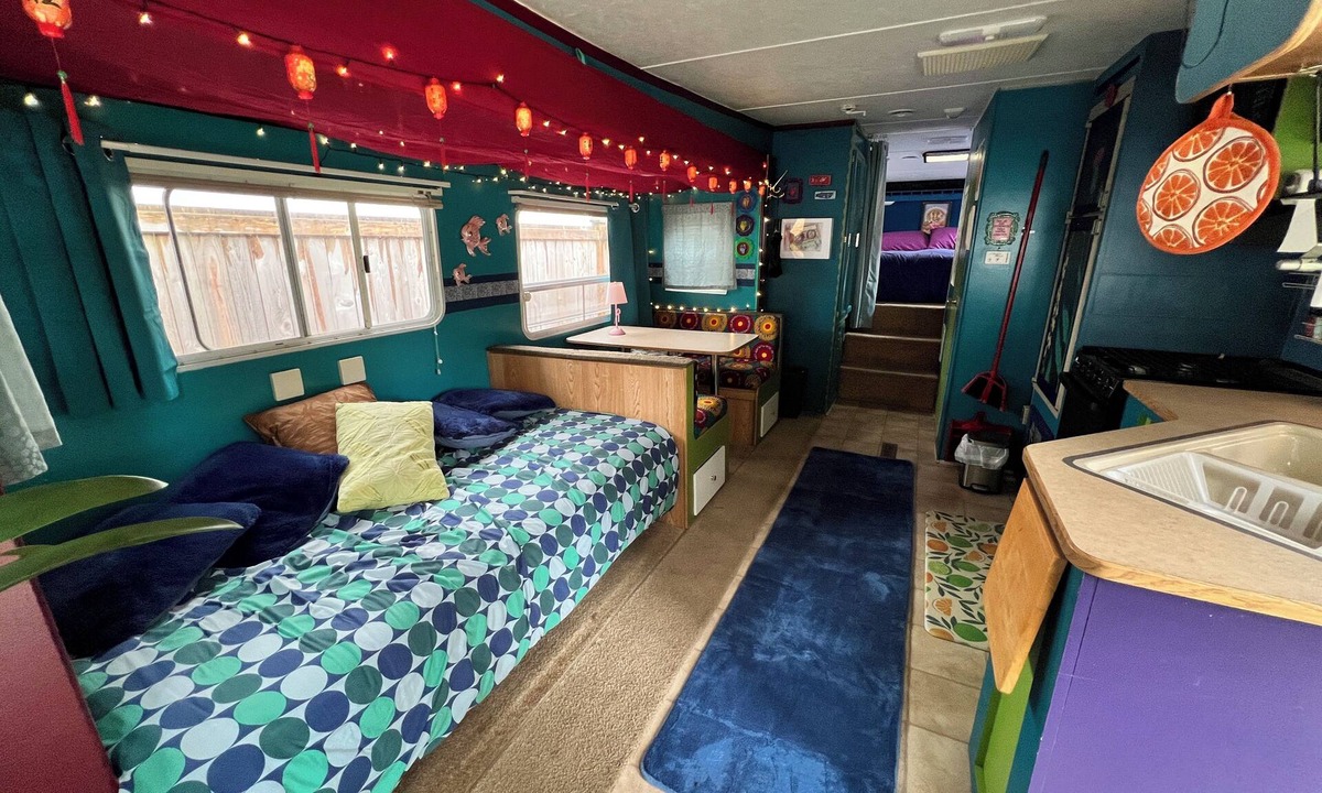 Tukwila House | PEAK GLAMPING EXPERIENCE on 1/2 acre w/trees and gardens. Vegetarian/No smokers