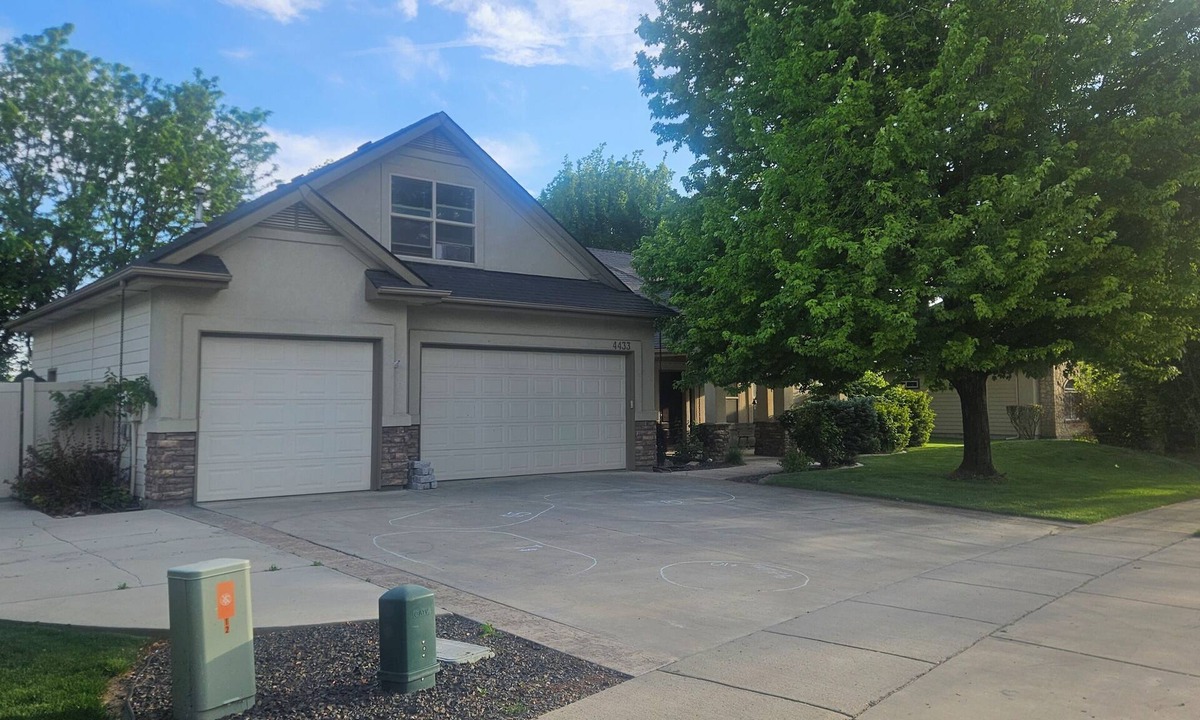 Eagle House | Perfect 5-bedroom house in charming Eagle for family, friends and pets.
