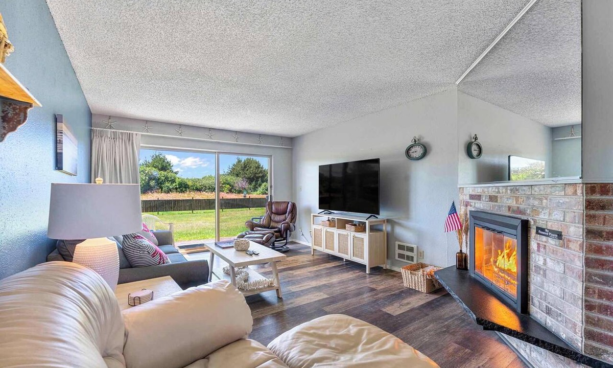 Ocean Shores Condo | Pet Friendly Suite With Pool & Hot Tub Access