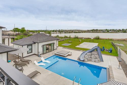 Moses Lake House | Pool, Hot Tub, Dock & Views! Luxe Moses Lake Manor