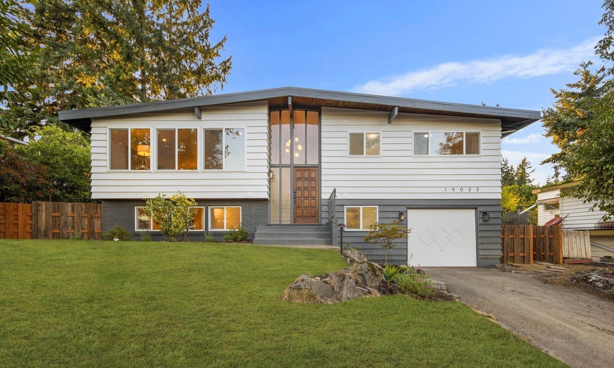 SeaTac House | Prime location home away from home 4-bedroom 2.5 bath only 15 minutes to Seattle