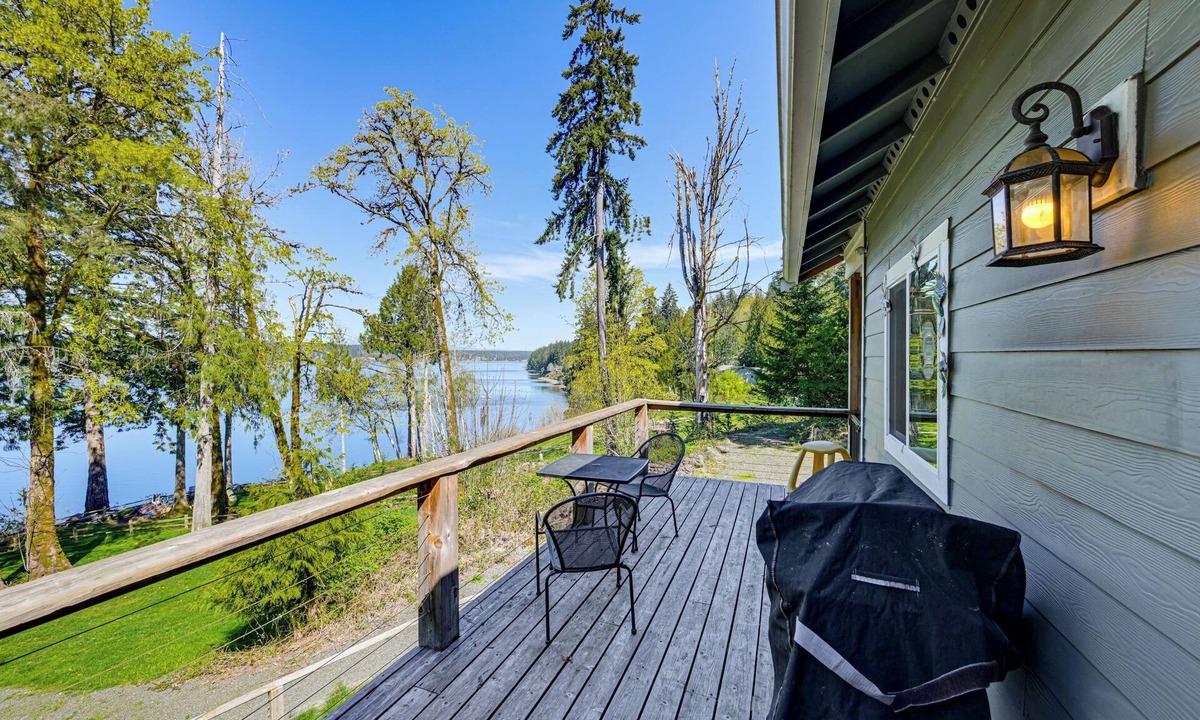 Shelton Cottage | Private Beach & Hot Tub! Family Gem on Puget Sound