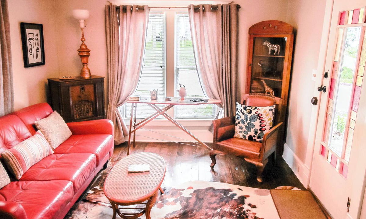 Eureka Springs Historic District House | Private, Charming Ozark Queen Eurekan Suite w/Jetted Jaccuzi & Clawfoot Tub