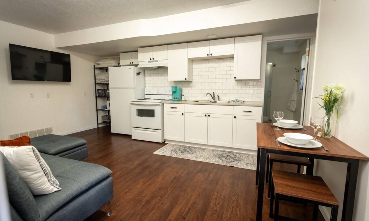 Lethbridge House | PRIVATE Main-Level 1 Bedroom Suite
