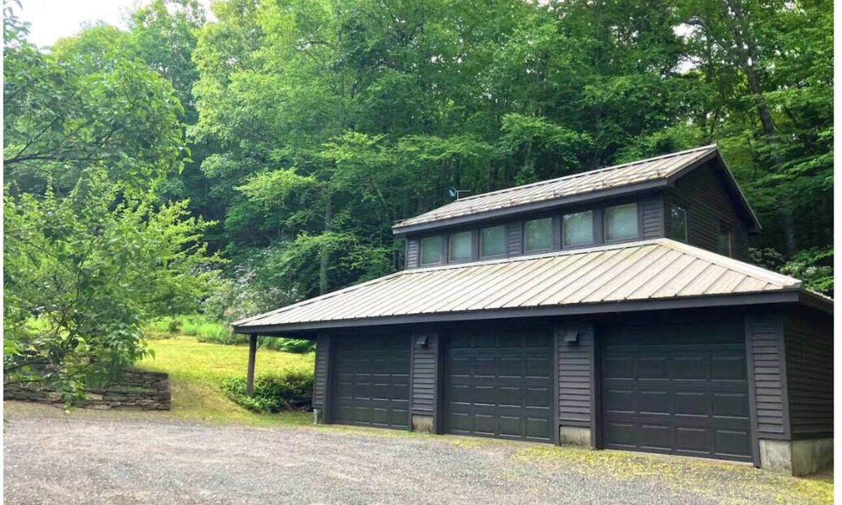Leverett Apartment | Private Modern Forest Retreat Studio