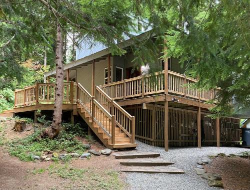 Enumclaw Ski Chalet | Private Secluded Cabin Hike Mt Rainier & Sunrise