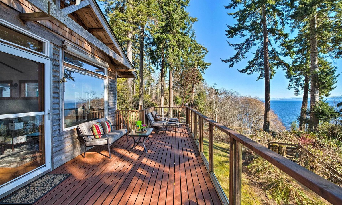 Kingston Cottage | Puget Sound Escape: Private Beach & Oversized Deck
