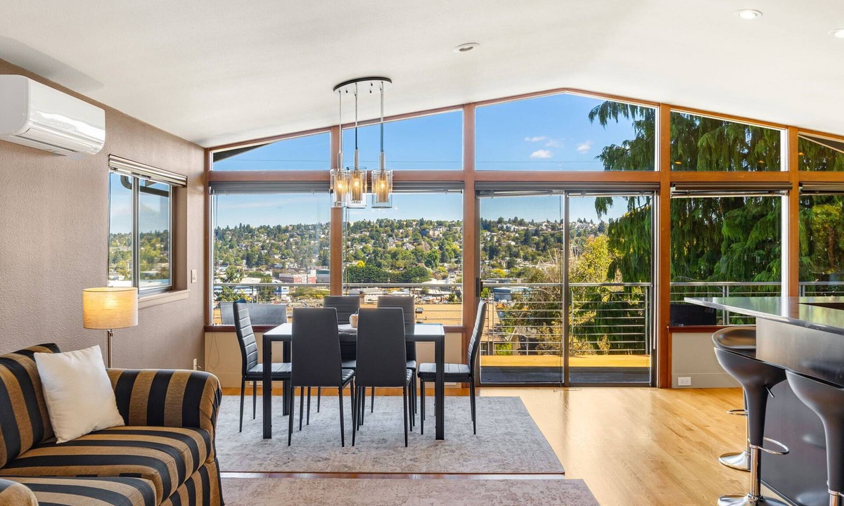 North Queen Anne House | Queen Anne | Views | Near Shopping & Dining