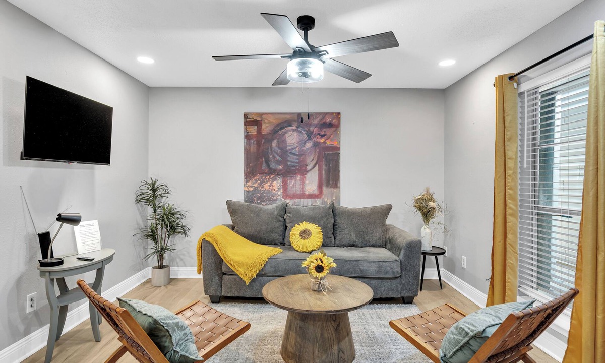 Metairie Condo | Quiet/Clean-Near every typre of eatery imaginable!