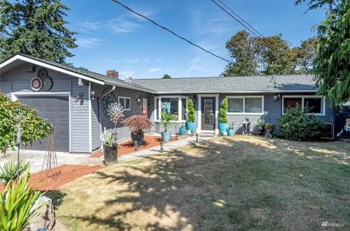 Des Moines House | Quiet Modern Stay Near SeaTac & Hospitals