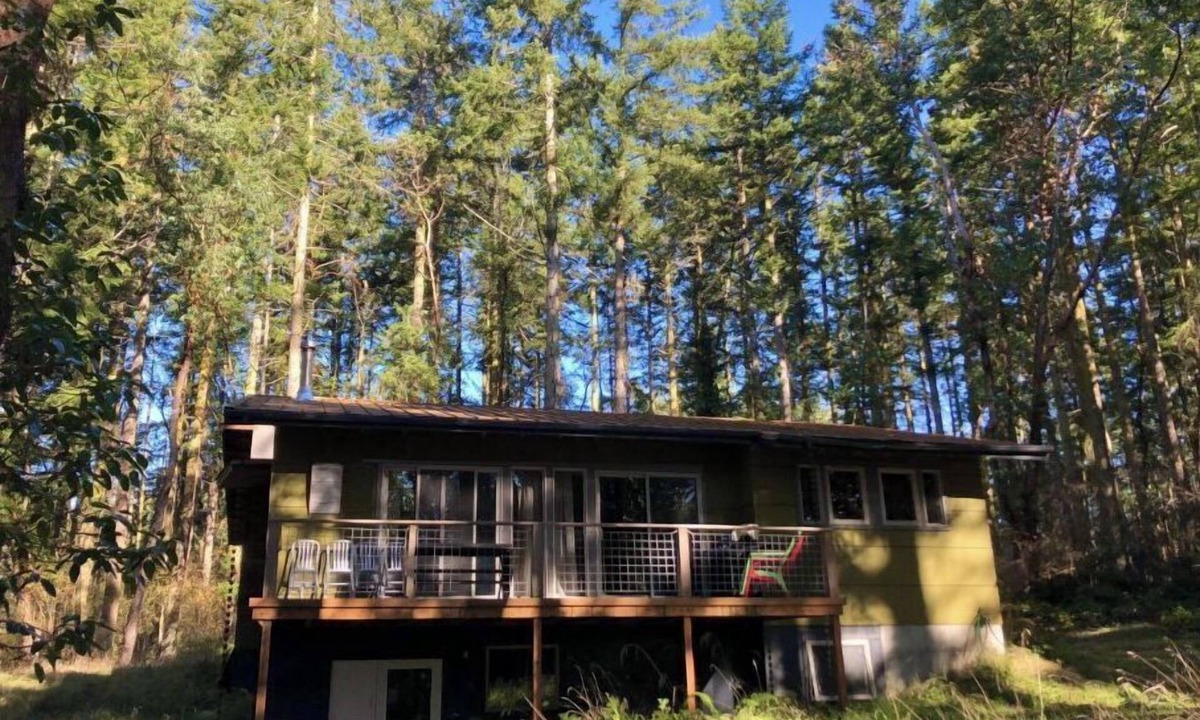 Nordland House | quiet sanctuary in woods, home w gourmet kitchen 1minute from ocean