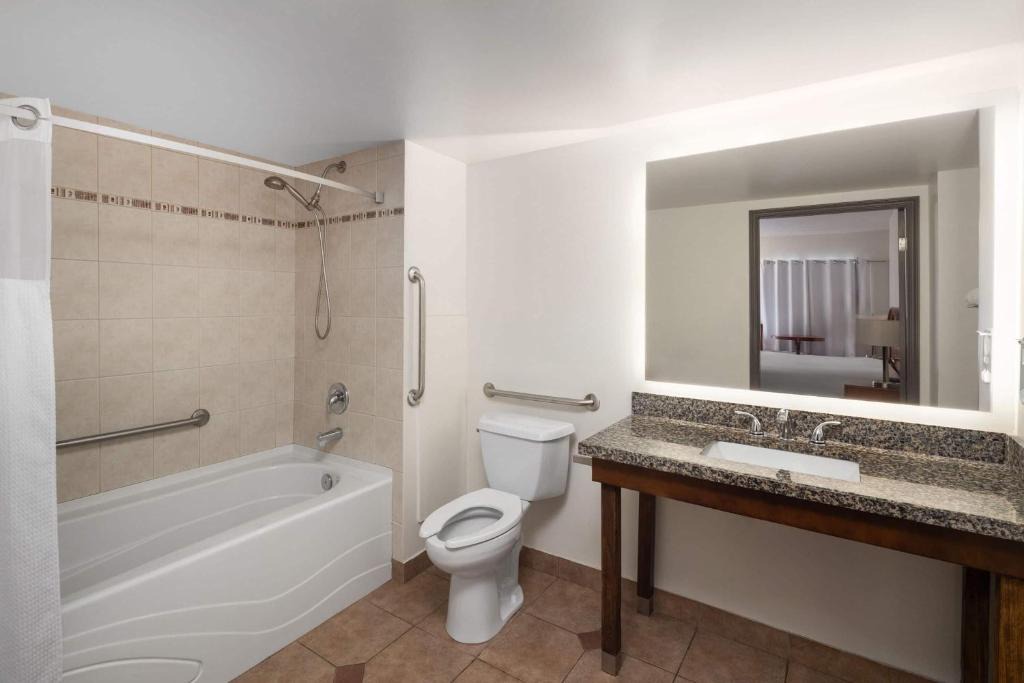 Campbell River Hotel | Ramada by Wyndham Campbell River