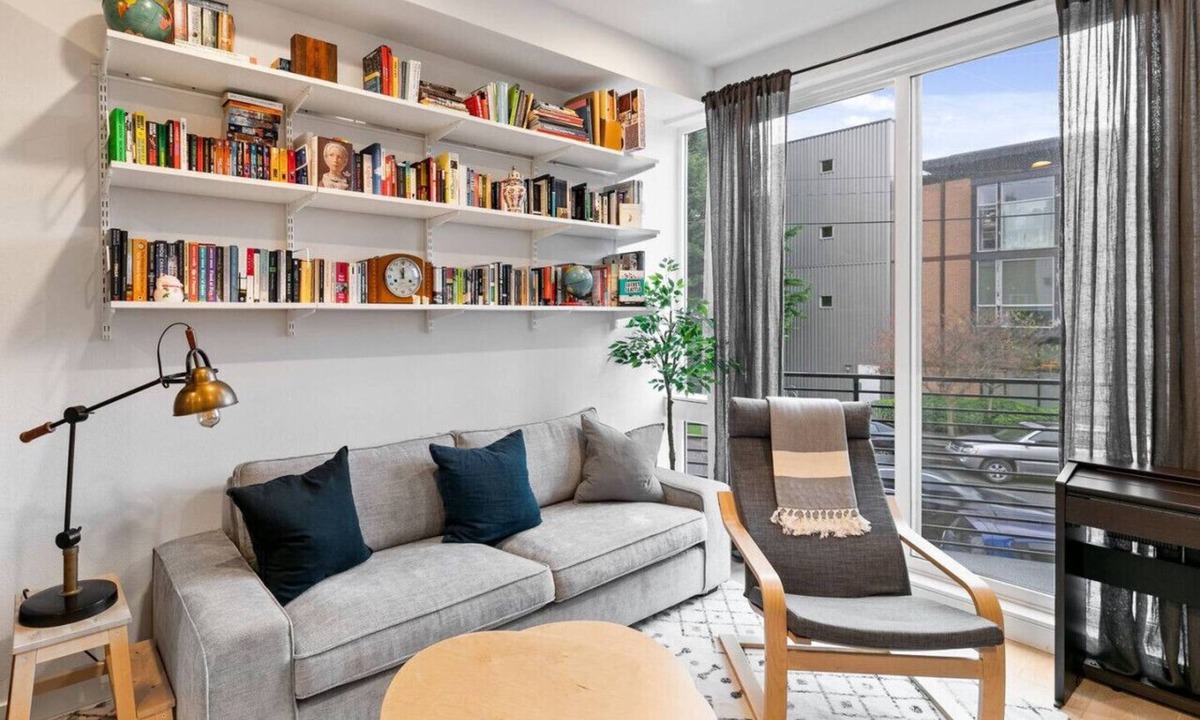 University District Villa | Ravenna Trailside Retreat Walk to UW and U-Village